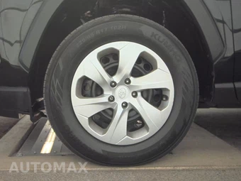 2019 Toyota RAV4 LE – miniatura 9