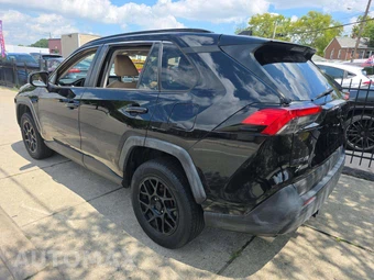 2019 Toyota RAV4 LE - miniatura 2