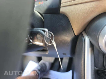 2019 Toyota RAV4 LE - miniatura 8