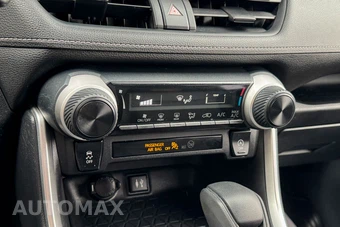 2019 Toyota RAV4 LE - miniatura 30