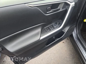 2019 Toyota RAV4 LE - miniatura 9