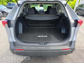 2019 Toyota RAV4 LE – miniatura 11