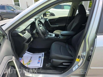 2019 Toyota RAV4 LE – miniatura 3