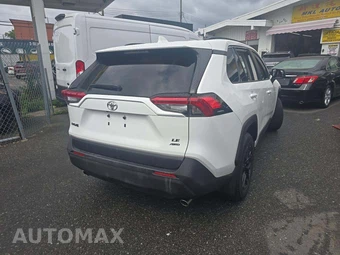 2019 Toyota RAV4 LE - miniatura 3