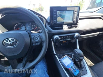 2019 Toyota RAV4 LE - miniatura 10