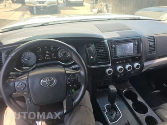 2019 Toyota Sequoia SR5 – miniatura 11