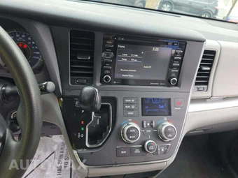 2019 Toyota Sienna LE 8-Passenger 119.3" WB - miniatura 10