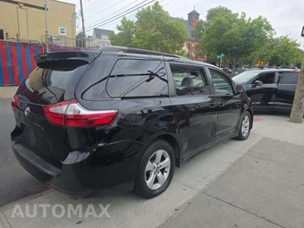 2019 Toyota Sienna LE 8-Passenger 119.3" WB - miniatura 3