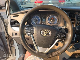 2019 Toyota Sienna LE 8-Passenger 119.3" WB - miniatura 10