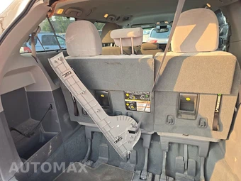 2019 Toyota Sienna LE 8-Passenger 119.3" WB - miniatura 17