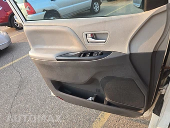 2019 Toyota Sienna LE 8-Passenger 119.3" WB - miniatura 9