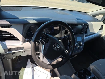 2019 Toyota Sienna LE 8-Passenger 119.3" WB - miniatura 11
