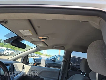 2019 Toyota Sienna LE 8-Passenger 119.3" WB - miniatura 18