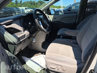 2019 Toyota Sienna LE 8-Passenger 119.3" WB - miniatura 7