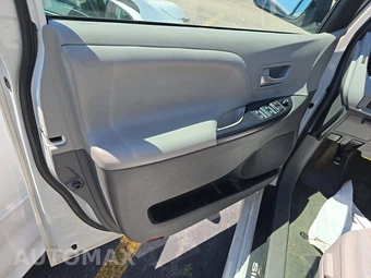 2019 Toyota Sienna LE 8-Passenger 119.3" WB - miniatura 9