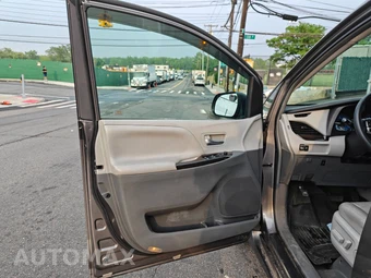 2019 Toyota Sienna XLE 8-Passenger 119.3" WB - miniatura 3