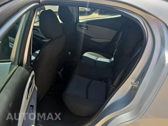 2019 Toyota Yaris LE Sedan - miniatura 10