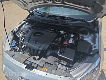 2019 Toyota Yaris LE Sedan - miniatura 12