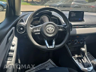 2019 Toyota Yaris LE Sedan - miniatura 8