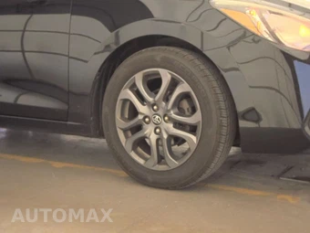 2019 Toyota Yaris LE Sedan - miniatura 10