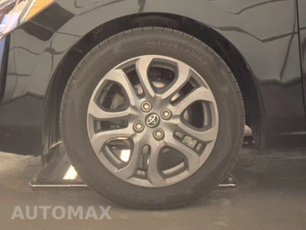 2019 Toyota Yaris LE Sedan - miniatura 9