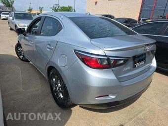 2019 Toyota Yaris LE Sedan - miniatura 2