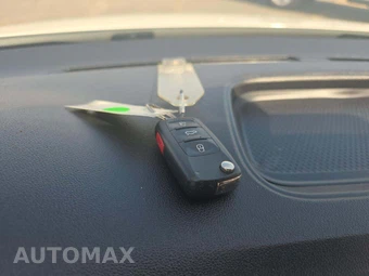 2019 Volkswagen Beetle SE Hatchback - miniatura 5