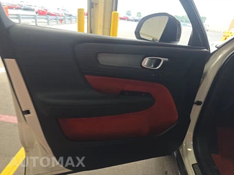 2019 Volvo XC40 T4 R-Design – miniatura 9