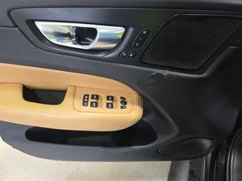 2019 Volvo XC60 T6 Momentum – miniatura 9