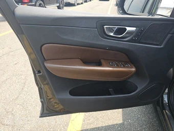 2019 Volvo XC60 T6 Momentum – miniatura 9