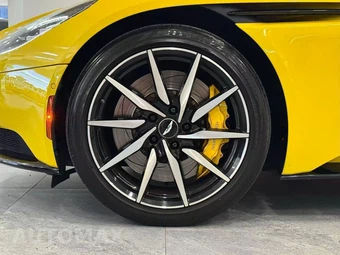 2020 Aston Martin DB11 V8 Coupe - miniatura 9