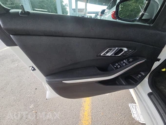 2020 BMW 3 Series Sedan 330i xDrive - miniatura 9