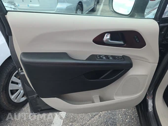 2020 Chrysler Pacifica Limited 121.6" WB – miniatura 9