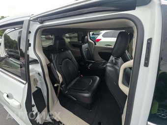 2020 Chrysler Pacifica Touring L 121.6" WB – miniatura 17