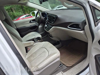 2020 Chrysler Pacifica Touring L 121.6" WB - miniatura 21