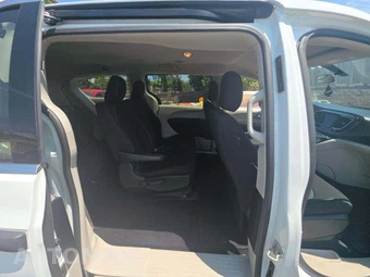 2020 Chrysler Voyager L 121.6" WB – miniatura 14