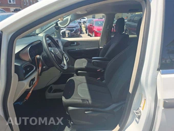 2020 Chrysler Voyager L 121.6" WB – miniatura 3