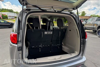 2020 Chrysler Voyager L 121.6" WB - miniatura 16