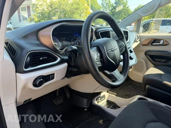 2020 Chrysler Voyager L 121.6" WB – miniatura 10