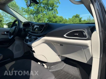 2020 Chrysler Voyager L 121.6" WB – miniatura 12