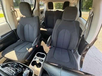 2020 Chrysler Voyager L 121.6" WB – miniatura 14
