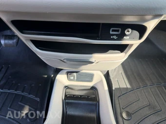 2020 Chrysler Voyager L 121.6" WB – miniatura 27
