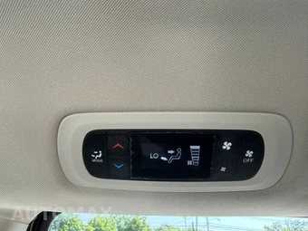 2020 Chrysler Voyager L 121.6" WB – miniatura 32