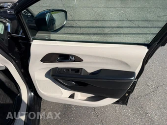 2020 Chrysler Voyager L 121.6" WB – miniatura 38