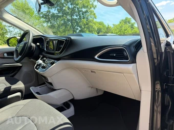 2020 Chrysler Voyager L 121.6" WB – miniatura 12