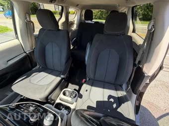 2020 Chrysler Voyager L 121.6" WB – miniatura 14