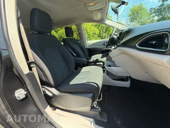 2020 Chrysler Voyager L 121.6" WB – miniatura 15
