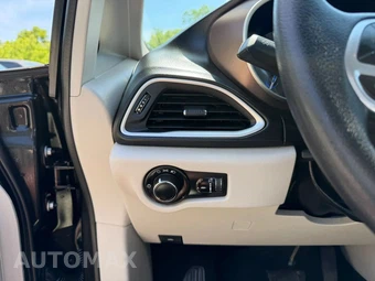 2020 Chrysler Voyager L 121.6" WB – miniatura 22