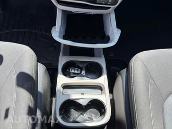 2020 Chrysler Voyager L 121.6" WB – miniatura 28