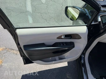 2020 Chrysler Voyager L 121.6" WB – miniatura 37